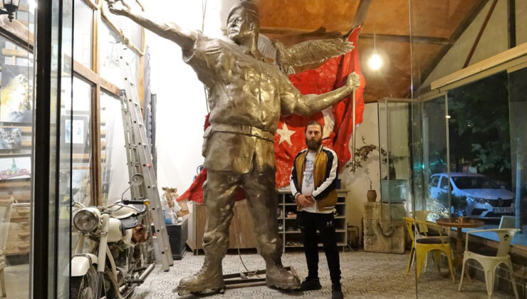 15 Temmuz kahramanı Ömer Halisdemir’in heykeli dikkat çekiyor