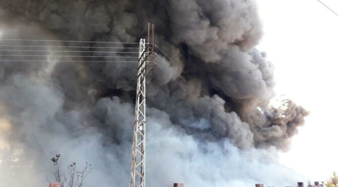 Gaziantep’te bir depo alev alev yanıyor: Çevredeki evler boşaltıldı